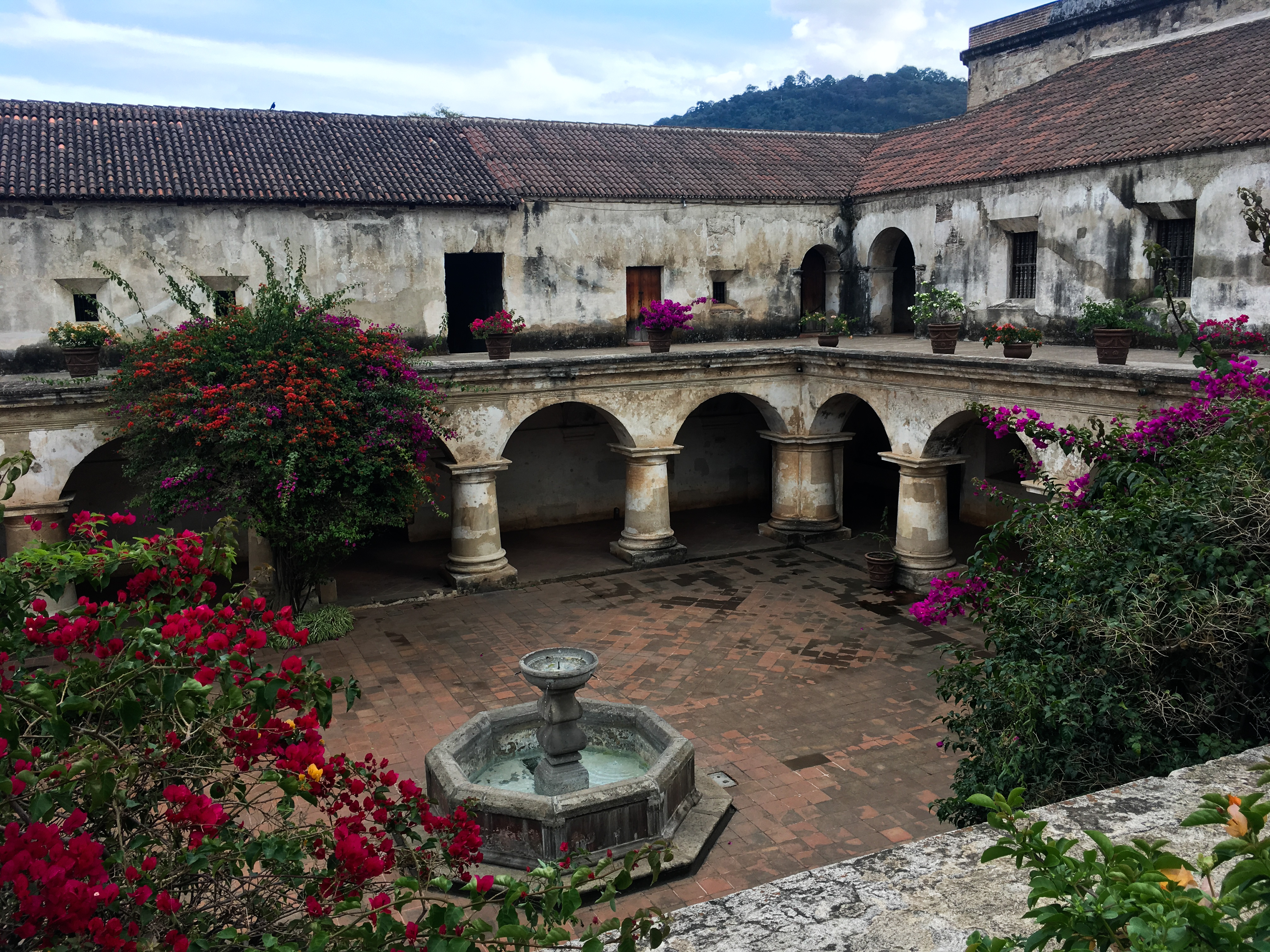 Antigua – ruins courtyard fountain in Antigua